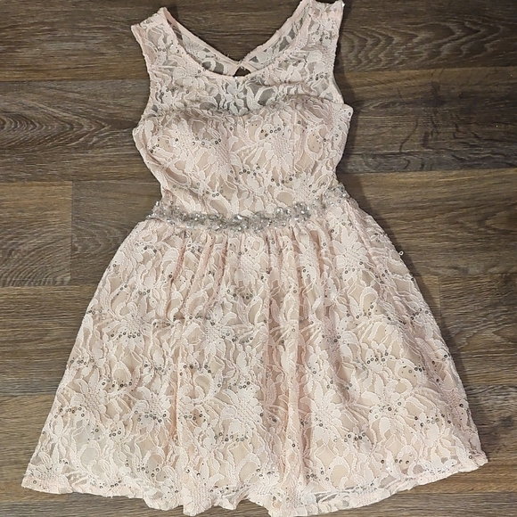 Elegant Lace Dress with Sequin Details - Picture 2 of 9